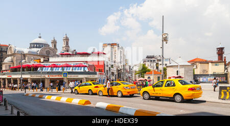 Istanbul, Turquie - 1 juillet 2016 : les chauffeurs de taxi et les passagers près de yellow voitures sur la place Taksim. Cityscape of modern Istanbul city Banque D'Images