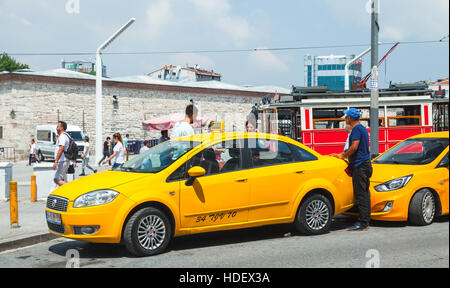 Istanbul, Turquie - 1 juillet 2016 : les chauffeurs de taxi et les passagers près de yellow voitures sur la place Taksim. Paysage urbain d'Istanbul city Banque D'Images