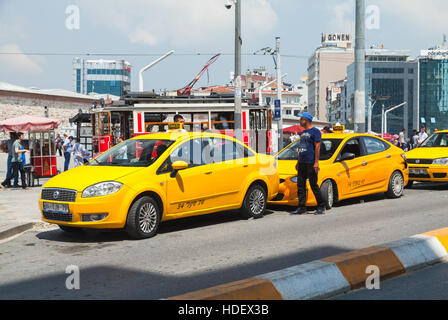 Istanbul, Turquie - 1 juillet 2016 : les chauffeurs de taxi jaune près de voitures sur la place Taksim. Paysage urbain d'Istanbul city Banque D'Images