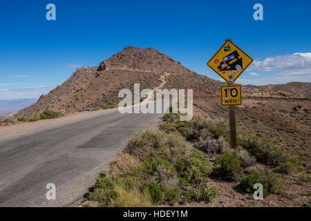 Panneau routier, au sommet, Dante's view, Death Valley National Park, Death Valley, Californie Banque D'Images