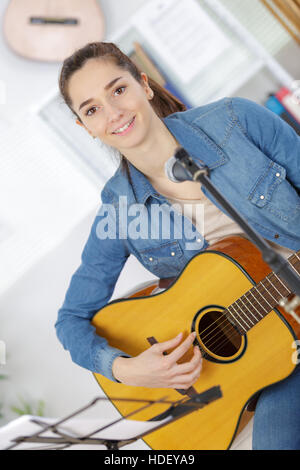 Attractive Woman with tattoo à jouer de la guitare Banque D'Images