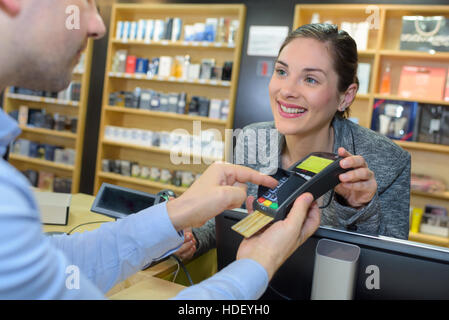 Carte de commerçant holding machine client Banque D'Images