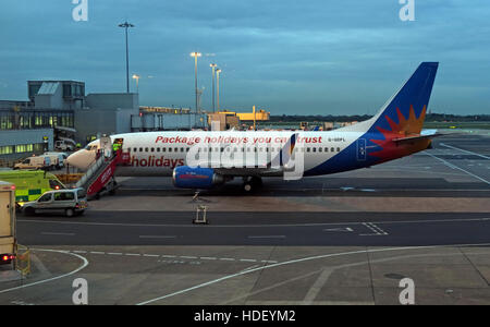 Forfait vacances Jet2 avion, à l'aéroport international de Manchester, au crépuscule, Angleterre, Royaume-Uni Banque D'Images