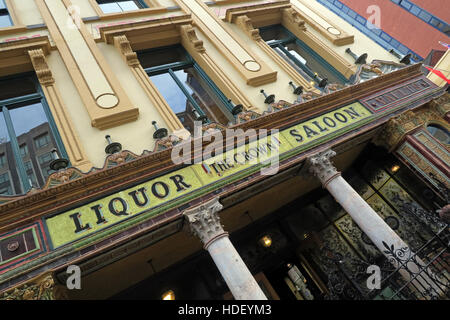 Liquor Saloon - avant de la célèbre couronne Bar,GT,Victoria St Belfast Banque D'Images