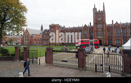 Queens University Belfast bâtiment principal et moderne Routemaster Bus, l'Irlande du Nord, Royaume-Uni Banque D'Images