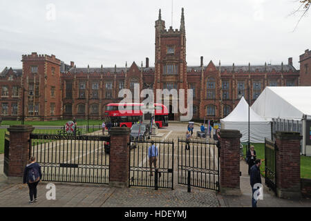 Queens University Belfast bâtiment principal et moderne Routemaster Bus, l'Irlande du Nord, Royaume-Uni Banque D'Images