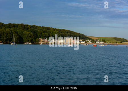 Bateaux ancrés sur un fond bleu mer ridée tôt le matin, soleil de l'été à Dale, Pembrokeshire. Banque D'Images