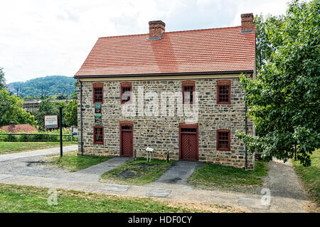 Bethlehem, PA, USA. Ancienne forge coloniale dans le quartier historique. Fait caractéristique de Pennsylvanie Pierre avec garniture rouge foncé. Banque D'Images