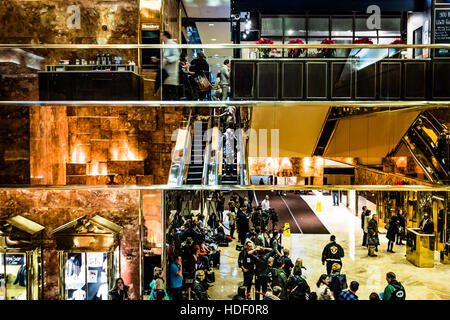 Dans l'opulence tandis que la Trump Tower Donald Trump attendent des médias Banque D'Images