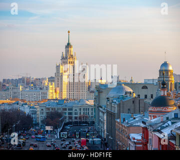 Moscou, vue sur les gratte-ciel sur Kotelnicheskaya remblai et dans le domaine de Ilyinsky gate. Banque D'Images