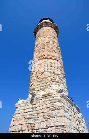 Vue sur le phare à l'entrée du port, Rethymno, Crète, Grèce, Europe. Banque D'Images