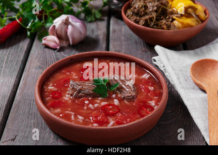 Soupe Kharcho géorgienne traditionnelle avec de la viande et le riz en céramique Banque D'Images