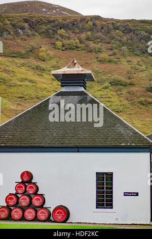 En dehors de la barils de whisky Arran Distillery près de Lochranza sur l'île d'Arran, en Écosse. Banque D'Images