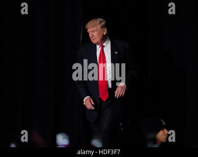 Des Moines, Iowa, USA, 8 décembre 2016, le président élu, Donald Trump et les vagues au débordement de claps foule de supporters à rally Banque D'Images