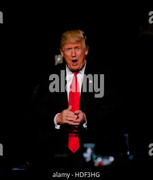 Des Moines, Iowa, USA, 8 décembre 2016, le président élu, Donald Trump et les vagues au débordement de claps foule de supporters à rally Banque D'Images