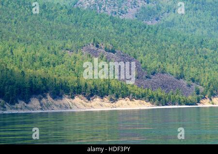 Les rochers tombés sur la rive du lac Baïkal Banque D'Images