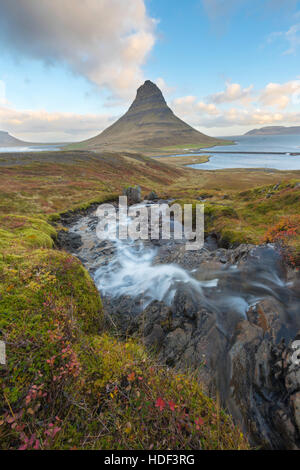 Haut de la sunrise incroyable chute d'Kirkjufellsfoss avec Kirkjufell mountain en arrière-plan sur la côte nord de l'Islande. Banque D'Images