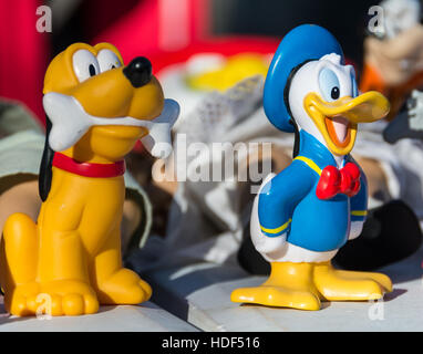 Pluto et Donald Duck modèles en plastique à un vide grenier à Londres, Angleterre, RU Banque D'Images