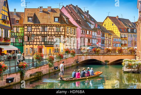 Les touristes sur le bateau, la Petite Venise, quartier de Colmar, France Banque D'Images