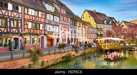 Maisons colorées dans la Petite Venise, quartier de Colmar, France Banque D'Images