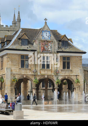 La fontaine de la place de la cathédrale et le Guildhall ou beurre Croix. Place de la cathédrale, Peterborough, Cambridgeshire. UK. Banque D'Images