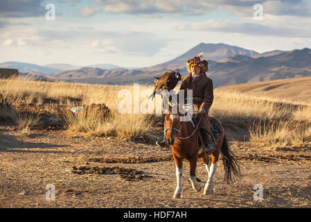 Bayan Ulgii, la Mongolie, le 2 octobre, 2015 : Old eagle hunter avec son aigle d'Altaï sur son cheval Banque D'Images