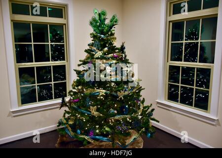 Un arbre de Noël magnifiquement décoré Banque D'Images