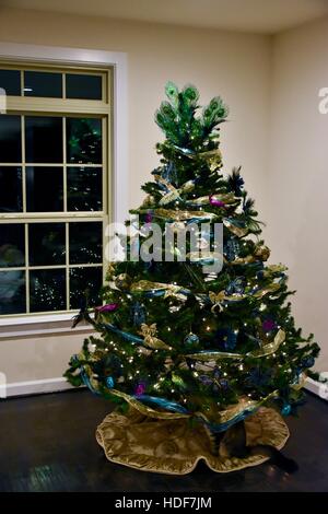 Un arbre de Noël magnifiquement décoré Banque D'Images