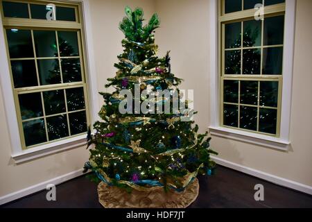 Un arbre de Noël magnifiquement décoré Banque D'Images