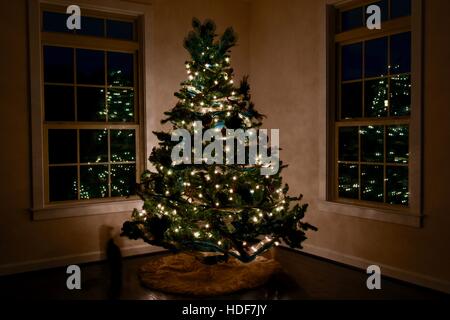 Un arbre de Noël magnifiquement décoré Banque D'Images