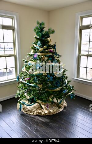 Un arbre de Noël magnifiquement décoré Banque D'Images