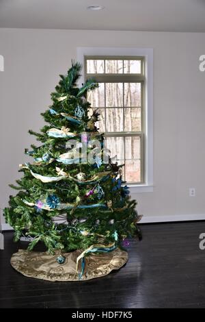 Un arbre de Noël magnifiquement décoré Banque D'Images