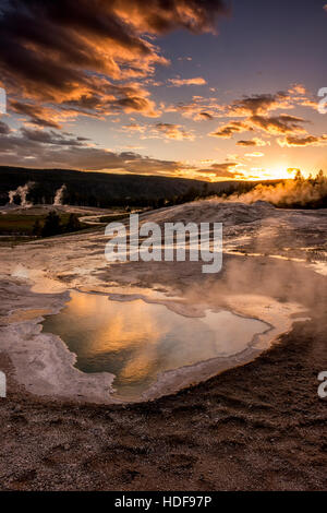 Coeur Printemps dans la région de Yellowstone Geyser Basin au coucher du soleil. Banque D'Images