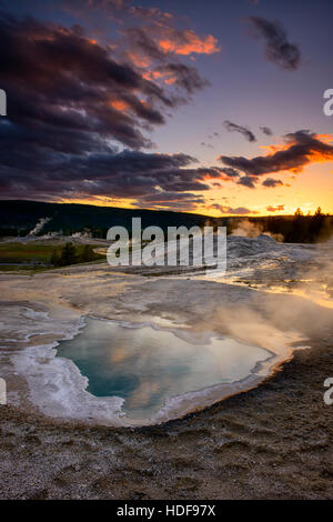 Coeur Printemps dans la région de Yellowstone Geyser Basin au coucher du soleil. Banque D'Images