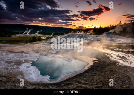 Coeur Printemps dans la région de Yellowstone Geyser Basin au coucher du soleil. Banque D'Images