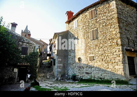 Vue sur rue dans la ville de Hum, connue comme la plus petite ville du monde, en Croatie. Banque D'Images