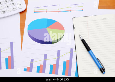 Carte de couleur des documents imprimés avec l'ordinateur portable ouvert Banque D'Images