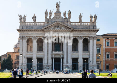 ROME, ITALIE - 31 octobre 2016 : rendez-vous à Archbasilica papale de St John dans Lateran (Basilique San Giovanni in Laterano). C'est une cathédrale de Rome Banque D'Images