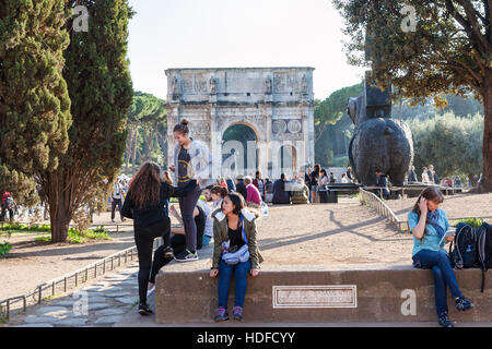 ROME, ITALIE - 31 octobre 2016 : les touristes dans la zone de base Le Colosse de Néron à Rome ville. Maintenant il ne reste rien du colosse de Néron à l'exception de la f Banque D'Images