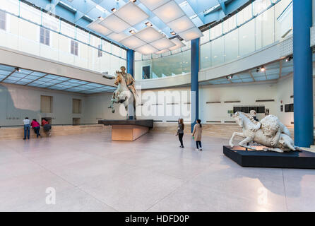 ROME, ITALIE - 31 octobre 2016 : les gens dans le hall des Musées du Capitole dans le Palazzo dei Conservatori (Palais des Conservateurs à Rome. Art et Archeol Banque D'Images