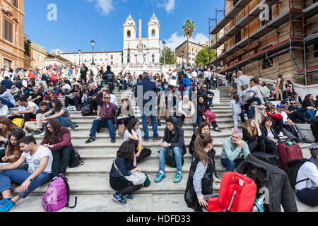 ROME, ITALIE - 1 novembre, 2016 : foule de touristes sur la place d'Espagne à Rome. Escalier d''Espagne est à l'ascension d'une pente raide entre la Piazza di sp Banque D'Images