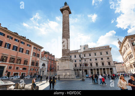 ROME, ITALIE - 1 NOVEMBRE 2016 : les gens et colonne de Marc-aurèle sur la Piazza Colonna à Rome ville. Piazza Colonna est un carré au centre de la R Banque D'Images