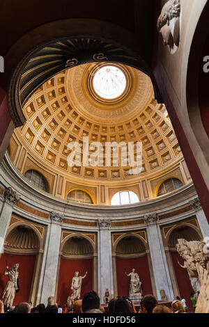 VATICAN, ITALIE - 2 NOVEMBRE 2016 : le dôme dans la salle ronde du Musée Pio-Clementino dans des musées du Vatican dans la Cité du Vatican. Le hall a été construit par Michel Banque D'Images