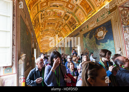 VATICAN, ITALIE - 2 NOVEMBRE 2016 : de nombreux touristes dans la galerie des cartes dans des musées du Vatican. Galerie contenant des cartes topographiques peintes de l'Italie d'après o Banque D'Images