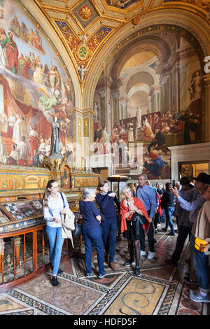 VATICAN, ITALIE - 2 NOVEMBRE 2016 : les visiteurs dans la salle de l'Immaculée Conception à la Cité du Vatican. L'écran fonctionne à partir de collections Musées construit par les Papes, th Banque D'Images