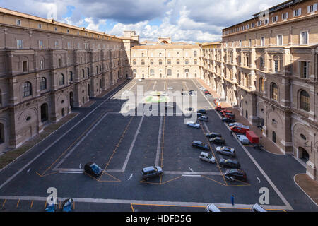 VATICAN, ITALIE - 2 NOVEMBRE 2016 : cour du Belvédère dans les musées du Vatican. Triage a été conçu par Donato Bramante à partir de 1506, il a été grandes opérations d'architecture Banque D'Images