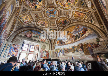 VATICAN, ITALIE - 2 NOVEMBRE 2016 : Les Visiteurs dans Stanza della segnatura (Prix du) Signature décoré par les fresques de Raphaël dans les Chambres de Raphaël (Stanze Banque D'Images