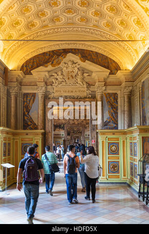 VATICAN, ITALIE - 2 NOVEMBRE 2016 : les visiteurs dans les musées du Vatican dans la Cité du Vatican. L'écran fonctionne à partir de collections Galeries construit par les Papes, th Banque D'Images