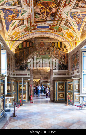 VATICAN, ITALIE - 2 NOVEMBRE 2016 : les touristes dans des salles de musées du Vatican. L'écran fonctionne à partir de collections Galeries construit par les Papes, ils sont Banque D'Images