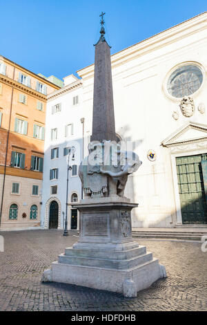 Voyage Italie - l'éléphant et obélisque par Bernini et Basilica of Saint Mary au-dessus de Minerva (Église Santa Maria sopra Minerva) sur place Piazza della M Banque D'Images